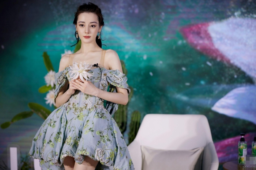 Nhan sắc của Địch Lệ Nhiệt Ba xuất hiện ở một sự kiện mới đây. Nhan sắc của Địch Lệ Nhiệt Ba xuất hiện ở một sự kiện mới đây.