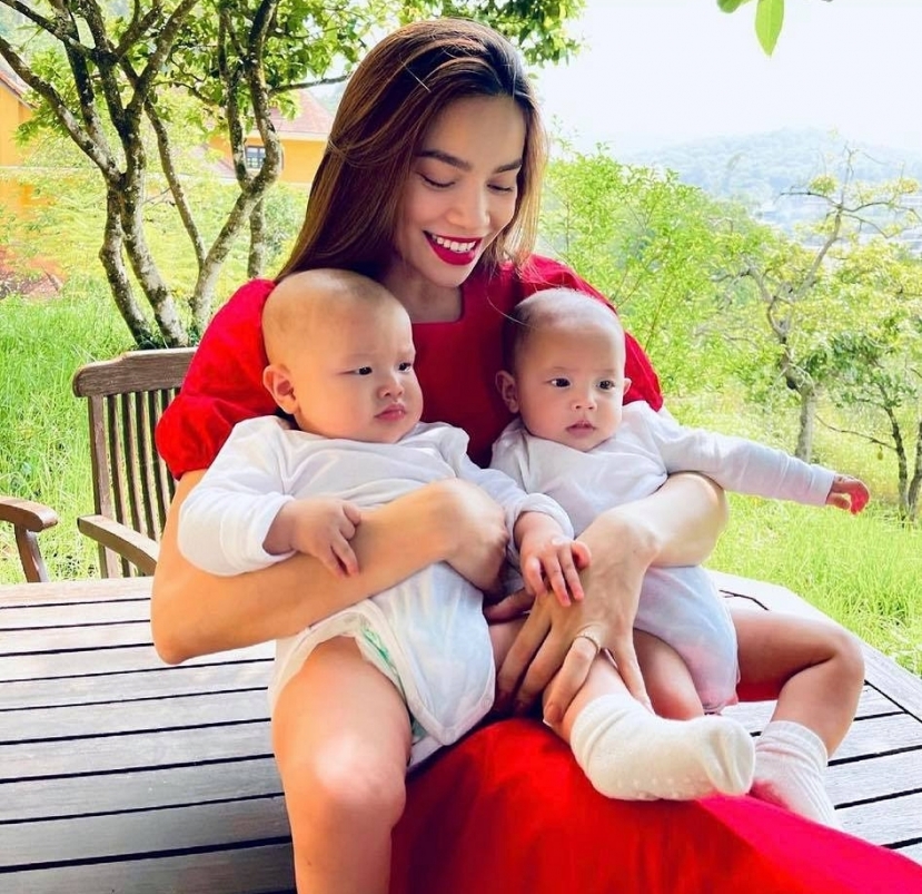 Hồ Ngọc Hà cũng thường xuyên đăng tải mọi biểu cảm của các con trên trang cá nhân. Hồ Ngọc Hà cũng thường xuyên đăng tải mọi biểu cảm của các con trên trang cá nhân.