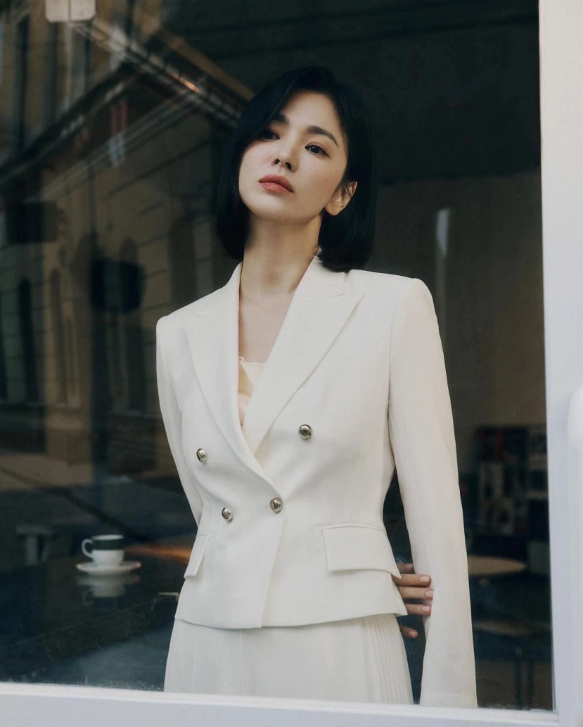 Song Hye Kyo đúng chuẩn người phụ nữ đẹp khi không thuộc về ai. Song Hye Kyo đúng chuẩn người phụ nữ đẹp khi không thuộc về ai.