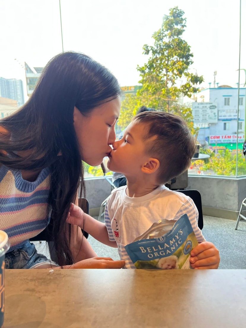 Cô khoe ảnh thân mật với con trai sau khi ly hôn chồng ngoại quốc. Ảnh FBNV Cô khoe ảnh thân mật với con trai sau khi ly hôn chồng ngoại quốc. Ảnh FBNV