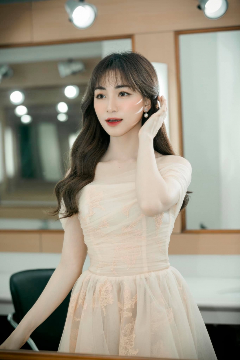 Cuộc sống thay đổi của Hòa Minzy và tình cũ thiếu gia sau khi chia tay - Ảnh 1 Cuộc sống thay đổi của Hòa Minzy và tình cũ thiếu gia sau khi chia tay - Ảnh 1