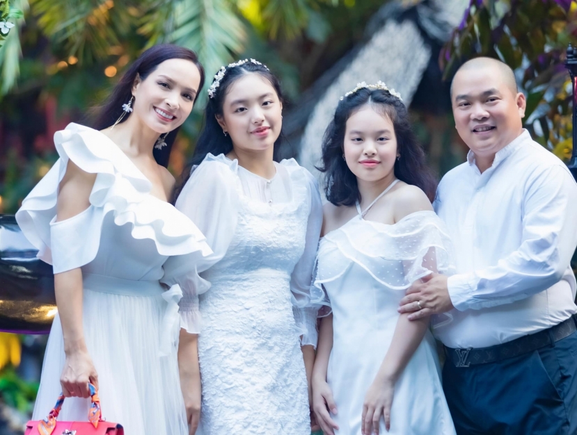 Gia đình hạnh phúc của siêu mẫu Thúy Hạnh. Ảnh FBNV Gia đình hạnh phúc của siêu mẫu Thúy Hạnh. Ảnh FBNV