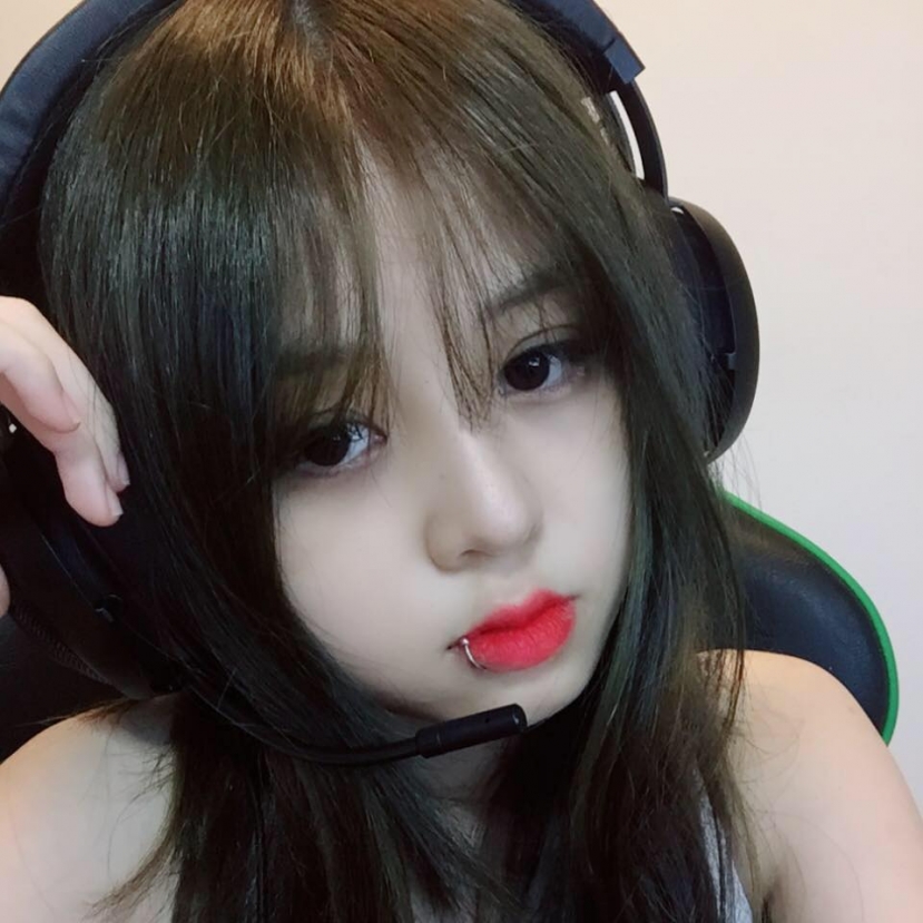 Nữ streamer với nhan sắc 'xinh như búp bê' Ngọc Éng thể hiện trình 'thả thính bách phát bách trúng' - Ảnh 2 Nữ streamer với nhan sắc 'xinh như búp bê' Ngọc Éng thể hiện trình 'thả thính bách phát bách trúng' - Ảnh 2