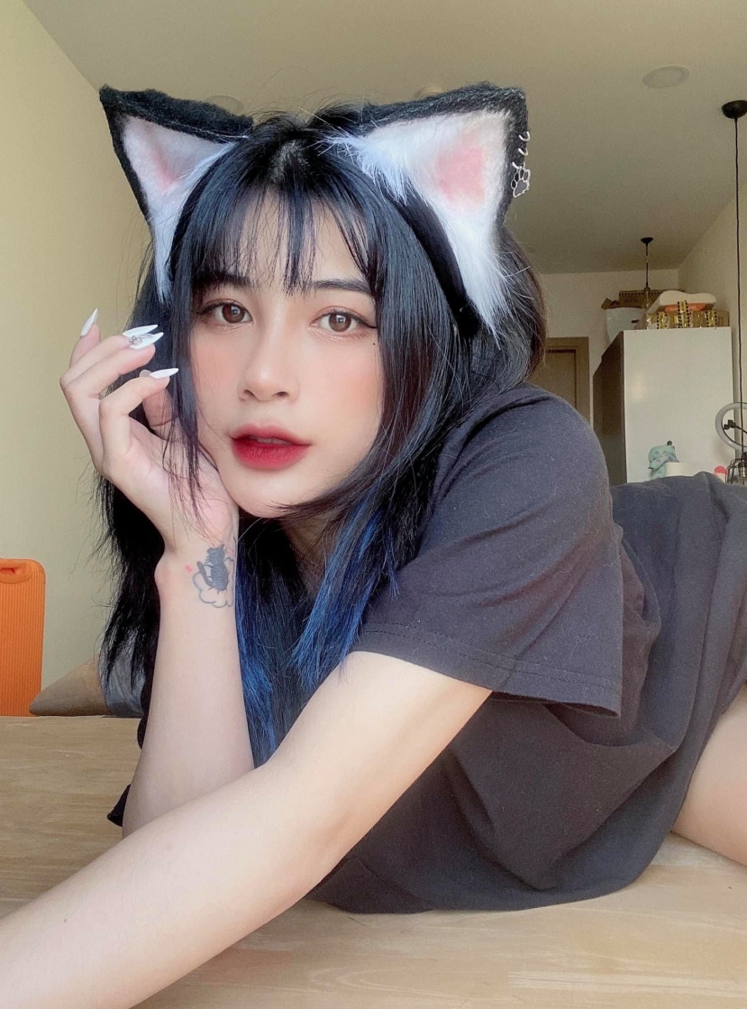 Hình ảnh Quỳnh Ami với chiếc áo phản chủ gây chú ý. Ảnh: Facebook Hình ảnh Quỳnh Ami với chiếc áo phản chủ gây chú ý. Ảnh: Facebook