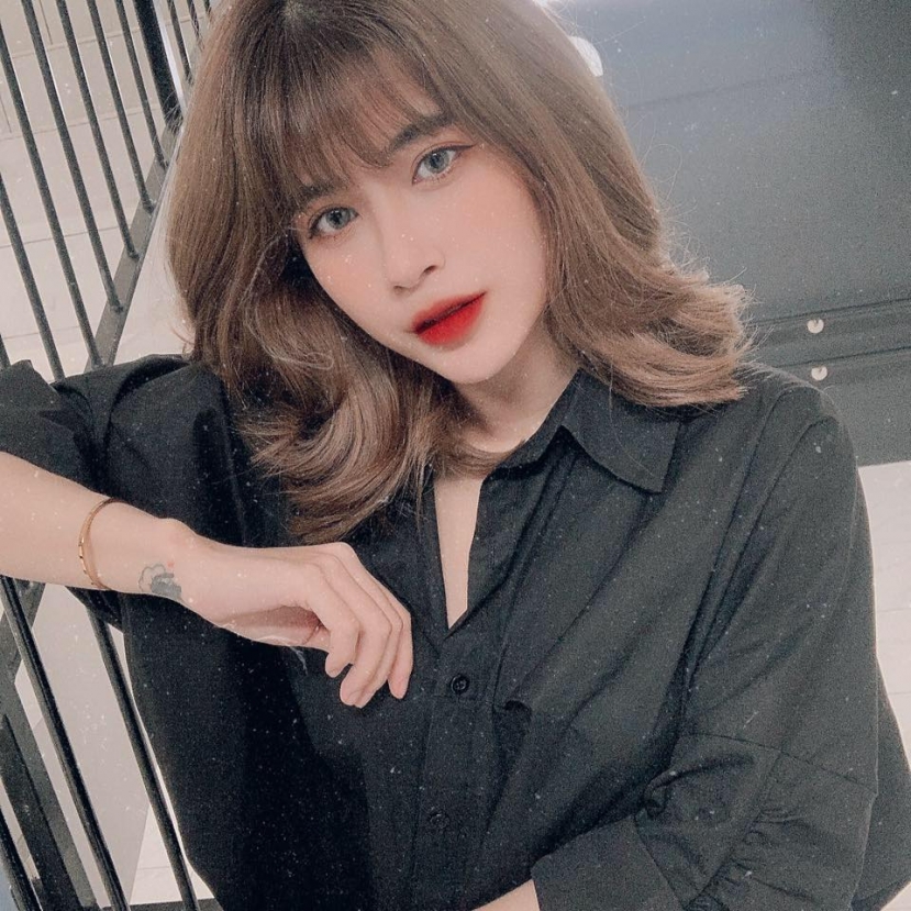 'Cô búp bê' của làng streamer Quỳnh Ami muối mặt vì chiếc áo 'phản chủ' sau pha tạo dáng khó đỡ - Ảnh 1 'Cô búp bê' của làng streamer Quỳnh Ami muối mặt vì chiếc áo 'phản chủ' sau pha tạo dáng khó đỡ - Ảnh 1