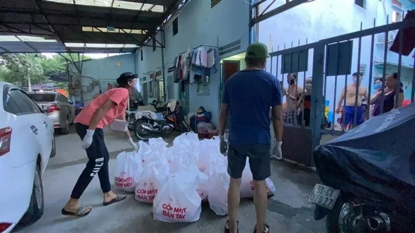 Nàng hậu từng được xế sang Đặng Lê Nguyên Vũ đón đưa không ngần ngại bê đồ đến trao cho người dân. Ảnh: Facebook Nàng hậu từng được xế sang Đặng Lê Nguyên Vũ đón đưa không ngần ngại bê đồ đến trao cho người dân. Ảnh: Facebook