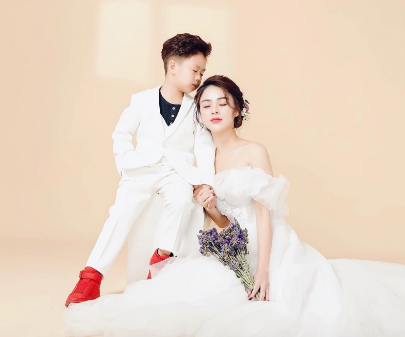 Nữ diễn viên luôn cảm thấy day dứt khi không cho con được một gia đình hoàn hảo. Ảnh: Internet Nữ diễn viên luôn cảm thấy day dứt khi không cho con được một gia đình hoàn hảo. Ảnh: Internet