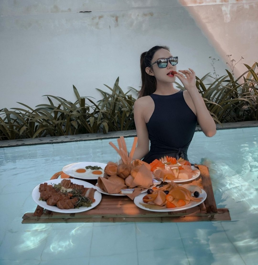 Minh Hằng ăn thoả thích mà không lo bị tăng cân. Ảnh: Facebook Minh Hằng ăn thoả thích mà không lo bị tăng cân. Ảnh: Facebook