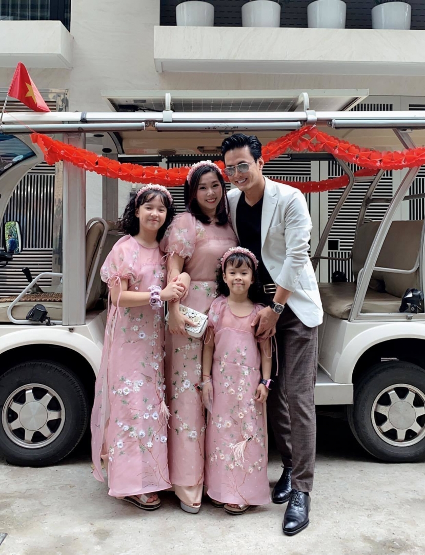 Cuộc sống hạnh phúc viên mãn của Hồng Đăng bên bà xã và hai công chúa nhỏ.. Ảnh: Internet Cuộc sống hạnh phúc viên mãn của Hồng Đăng bên bà xã và hai công chúa nhỏ.. Ảnh: Internet