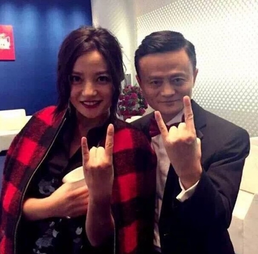 Triệu Vy và tỷ phú Jack Ma có mối quan hệ vô cùng thân thiết. Ảnh: Internet Triệu Vy và tỷ phú Jack Ma có mối quan hệ vô cùng thân thiết. Ảnh: Internet