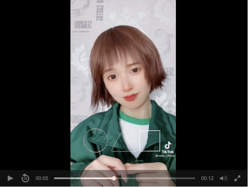 Hình ảnh Midu trong tạo hình mới đây trong đoạn clip khiến nhiều người ngỡ ngàng. Ảnh cắt từ clip Hình ảnh Midu trong tạo hình mới đây trong đoạn clip khiến nhiều người ngỡ ngàng. Ảnh cắt từ clip
