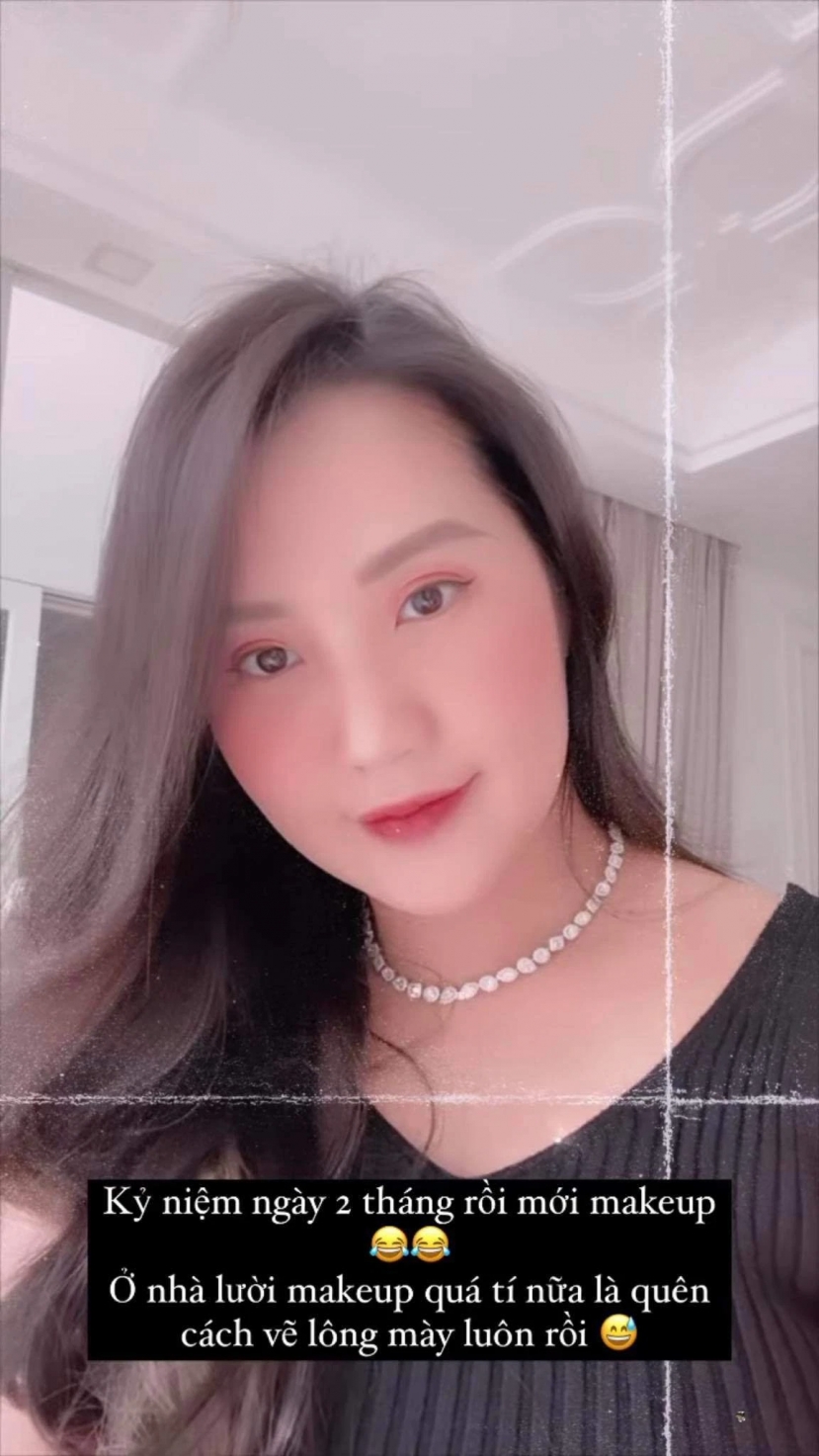 Hiếm hoi bà xã Phan Thành khoe đồ hiệu nhưng lại để lộ phần bụng to bất thường cùng gương mặt phát tướng. Ảnh: Instagram Hiếm hoi bà xã Phan Thành khoe đồ hiệu nhưng lại để lộ phần bụng to bất thường cùng gương mặt phát tướng. Ảnh: Instagram