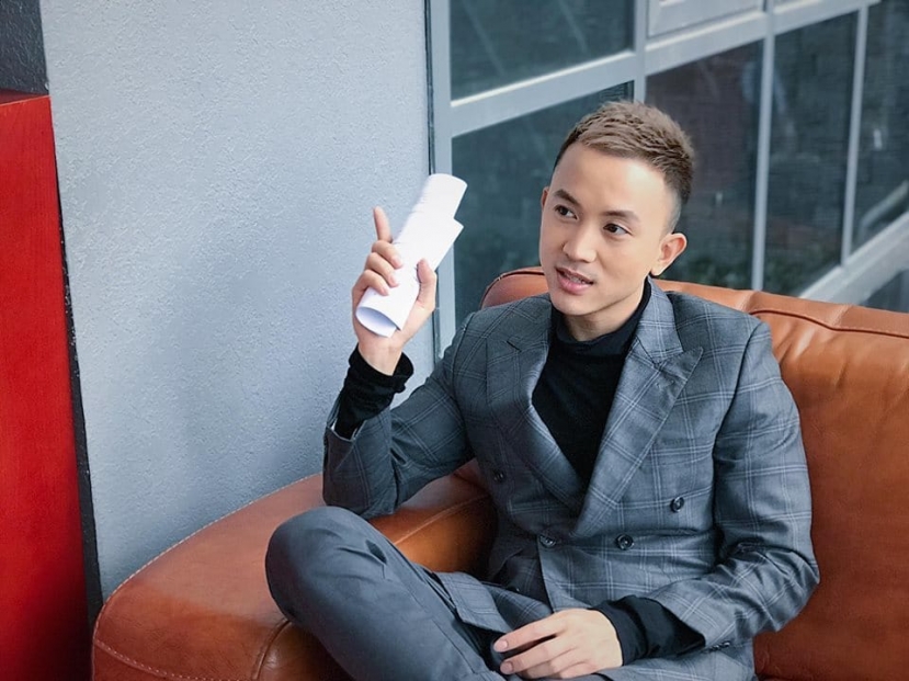 Diễn viên Hoàng Anh Vũ trong vai Dũng trong Về nhà đi con là 'thánh đạo lý và thả thính'. Ảnh: Internet Diễn viên Hoàng Anh Vũ trong vai Dũng trong Về nhà đi con là 'thánh đạo lý và thả thính'. Ảnh: Internet