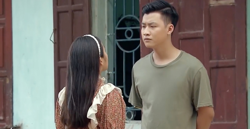 Hoài bức xúc khi bị cấp dưới của Nam ngăn lại không cho vào thăm Nam. Ảnh chụp màn hình Hoài bức xúc khi bị cấp dưới của Nam ngăn lại không cho vào thăm Nam. Ảnh chụp màn hình