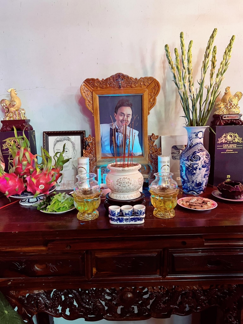 Mâm cúng giỗ đầu Chí Tài tại nhà thờ 100 tỷ của danh hài Hoài Linh. Ảnh: Facebook Mâm cúng giỗ đầu Chí Tài tại nhà thờ 100 tỷ của danh hài Hoài Linh. Ảnh: Facebook