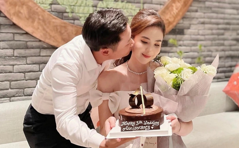 Hình ảnh mới nhất của MC Mai Ngọc và ông xã đại gia được đăng tải trên trang cá nhân. Ảnh: Facebook Hình ảnh mới nhất của MC Mai Ngọc và ông xã đại gia được đăng tải trên trang cá nhân. Ảnh: Facebook
