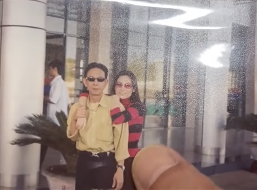 Theo tiết lộ của nhạc sĩ Văn Hoàng, Phi Nhung từng dành hết tiền bán đĩa để mang về Việt Nam giúp đỡ những cụ già neo đơn. Ảnh: Internet Theo tiết lộ của nhạc sĩ Văn Hoàng, Phi Nhung từng dành hết tiền bán đĩa để mang về Việt Nam giúp đỡ những cụ già neo đơn. Ảnh: Internet