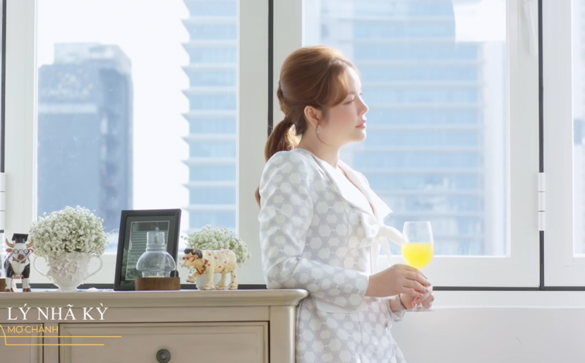 Cuộc sống thảnh thơi thư giãn và tận hưởng của Lý Nhã Kỳ. Ảnh cắt từ clip Cuộc sống thảnh thơi thư giãn và tận hưởng của Lý Nhã Kỳ. Ảnh cắt từ clip