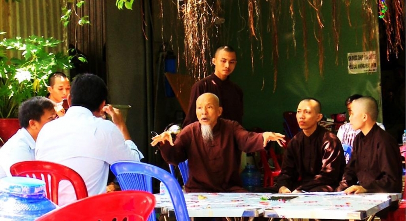 Ông Lê Tùng Vân (giữa) trong một lần bị cơ quan chức năng tỉnh Long An kiểm tra hành chính. Ảnh: Thanh Niên Ông Lê Tùng Vân (giữa) trong một lần bị cơ quan chức năng tỉnh Long An kiểm tra hành chính. Ảnh: Thanh Niên