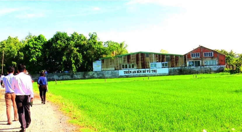 Đầu năm 2020, ông Lê Tùng Vân công bố đổi tên Tịnh thất Bồng Lai thành Thiền am bên bờ vũ trụ. Ảnh: Thanh Niên Đầu năm 2020, ông Lê Tùng Vân công bố đổi tên Tịnh thất Bồng Lai thành Thiền am bên bờ vũ trụ. Ảnh: Thanh Niên