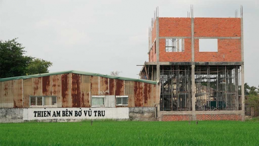 Công trình đang xây dựng dở ở Tịnh thất Bồng Lai phải tạm dừng để phục vụ công tác điều tra. Ảnh: Internet Công trình đang xây dựng dở ở Tịnh thất Bồng Lai phải tạm dừng để phục vụ công tác điều tra. Ảnh: Internet