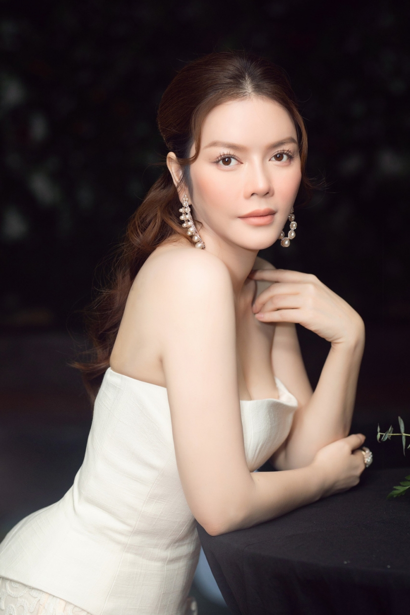 Tạo dáng bên xe hơi bạc tỷ, Lý Nhã Kỳ gây mê với nhan sắc ở tuổi 40 - Ảnh 2 Tạo dáng bên xe hơi bạc tỷ, Lý Nhã Kỳ gây mê với nhan sắc ở tuổi 40 - Ảnh 2