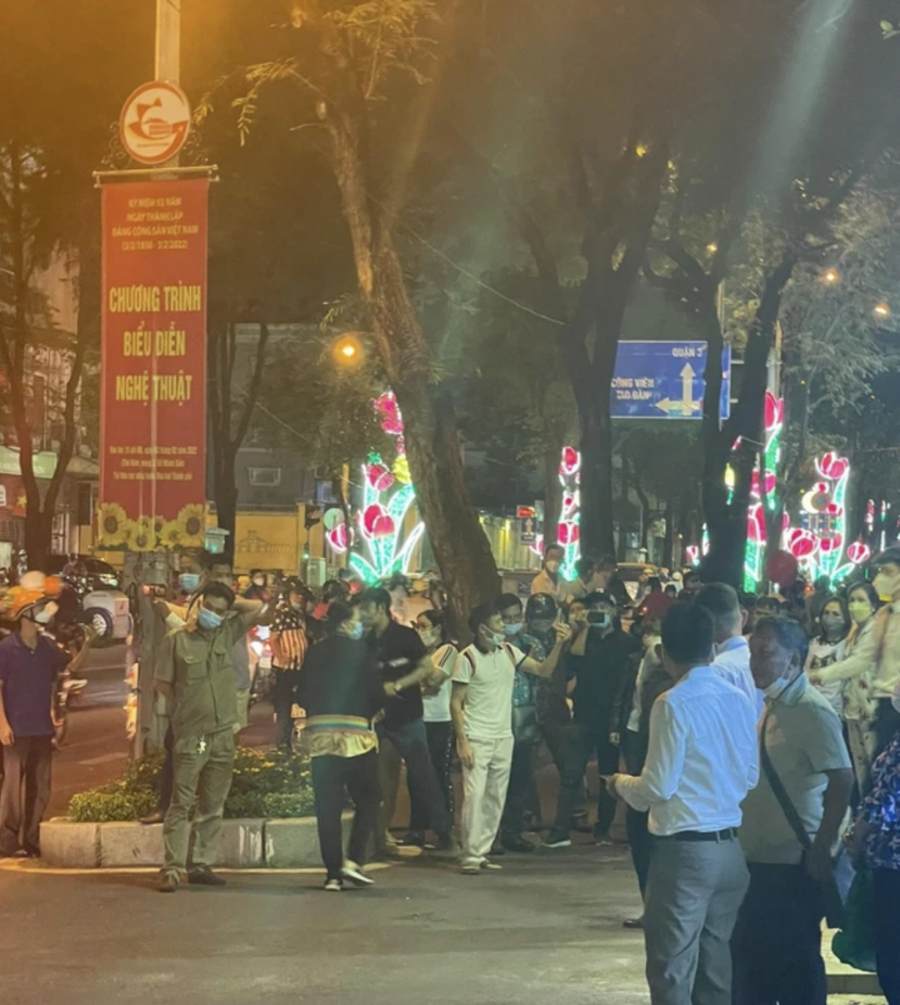 Đám đông phía ngoài khá xôn xao trước buổi biểu diễn của Đàm Vĩnh Hưng. Ảnh: Internet Đám đông phía ngoài khá xôn xao trước buổi biểu diễn của Đàm Vĩnh Hưng. Ảnh: Internet
