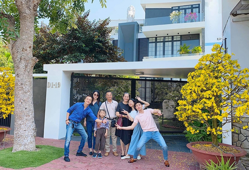 Quốc Trường sở hữu khối tài sản khủng với siêu xe và biệt thự hoành tráng. Ảnh: Facebook Quốc Trường sở hữu khối tài sản khủng với siêu xe và biệt thự hoành tráng. Ảnh: Facebook