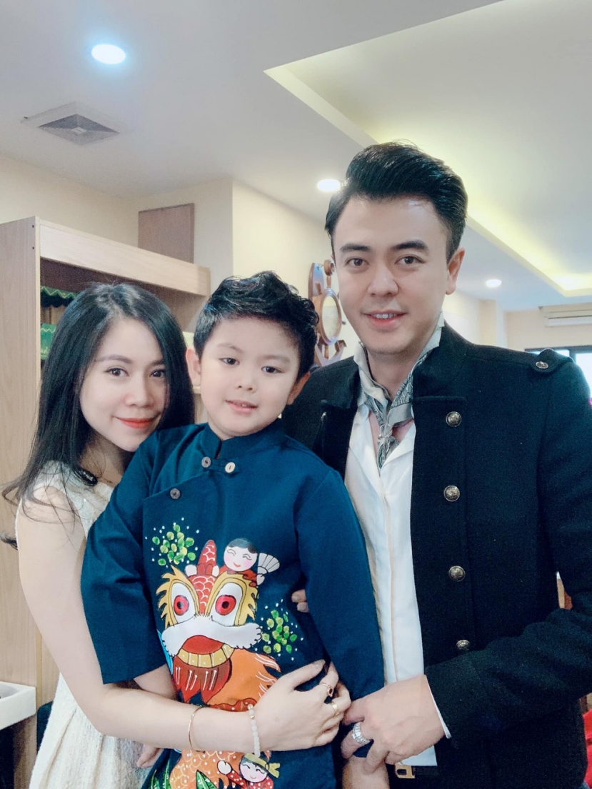 Gia đình nhỏ hạnh phúc và viên mãn của nam MC Tuấn Tú. Ảnh: Internet Gia đình nhỏ hạnh phúc và viên mãn của nam MC Tuấn Tú. Ảnh: Internet