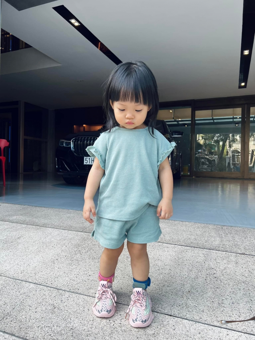 Ái nữ nhà Cường Đôla đúng chuẩn 'sinh ra đã ngậm thìa vàng' thần thái sang chảnh từ trong trứng! - Ảnh 3 Ái nữ nhà Cường Đôla đúng chuẩn 'sinh ra đã ngậm thìa vàng' thần thái sang chảnh từ trong trứng! - Ảnh 3