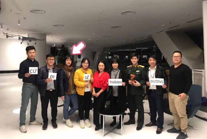 BTV Tùng Chi xuất hiện trong bức ảnh được nhà báo Tạ Bích Loan đăng tải. Ảnh: Internet BTV Tùng Chi xuất hiện trong bức ảnh được nhà báo Tạ Bích Loan đăng tải. Ảnh: Internet