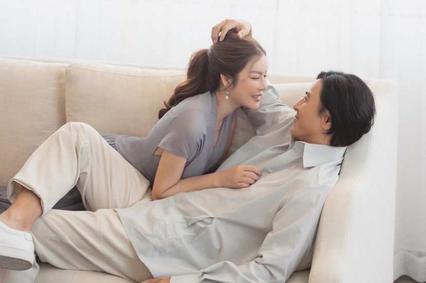Những khoảnh khắc tình tứ của Lý Nhã Kỳ và nam tài tử Hàn Quốc trong bộ phim Kẻ thứ ba. Ảnh: Internet Những khoảnh khắc tình tứ của Lý Nhã Kỳ và nam tài tử Hàn Quốc trong bộ phim Kẻ thứ ba. Ảnh: Internet
