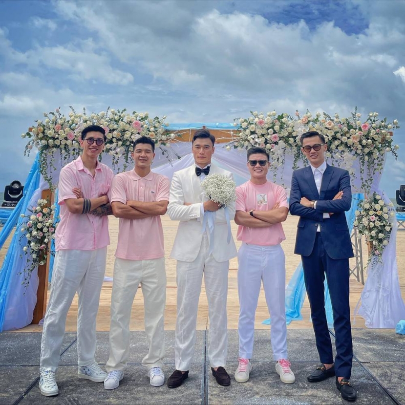 Vén màn cuộc sống như mơ của thủ thành Bùi Tiến Dũng: Vợ đẹp, siêu xe, shop thời trang bạc tỷ! - Ảnh 4 Vén màn cuộc sống như mơ của thủ thành Bùi Tiến Dũng: Vợ đẹp, siêu xe, shop thời trang bạc tỷ! - Ảnh 4