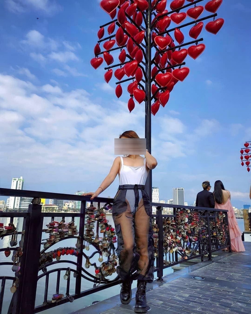 Người này còn tạo dáng quá đà trên cầu tình yêu khiến người xem nhức mắt. Ảnh: FB Người này còn tạo dáng quá đà trên cầu tình yêu khiến người xem nhức mắt. Ảnh: FB