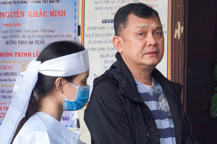 NSƯT Hữu Châu chia sẻ nỗi mất mát với người thân cố diễn viên. NSƯT Hữu Châu chia sẻ nỗi mất mát với người thân cố diễn viên.
