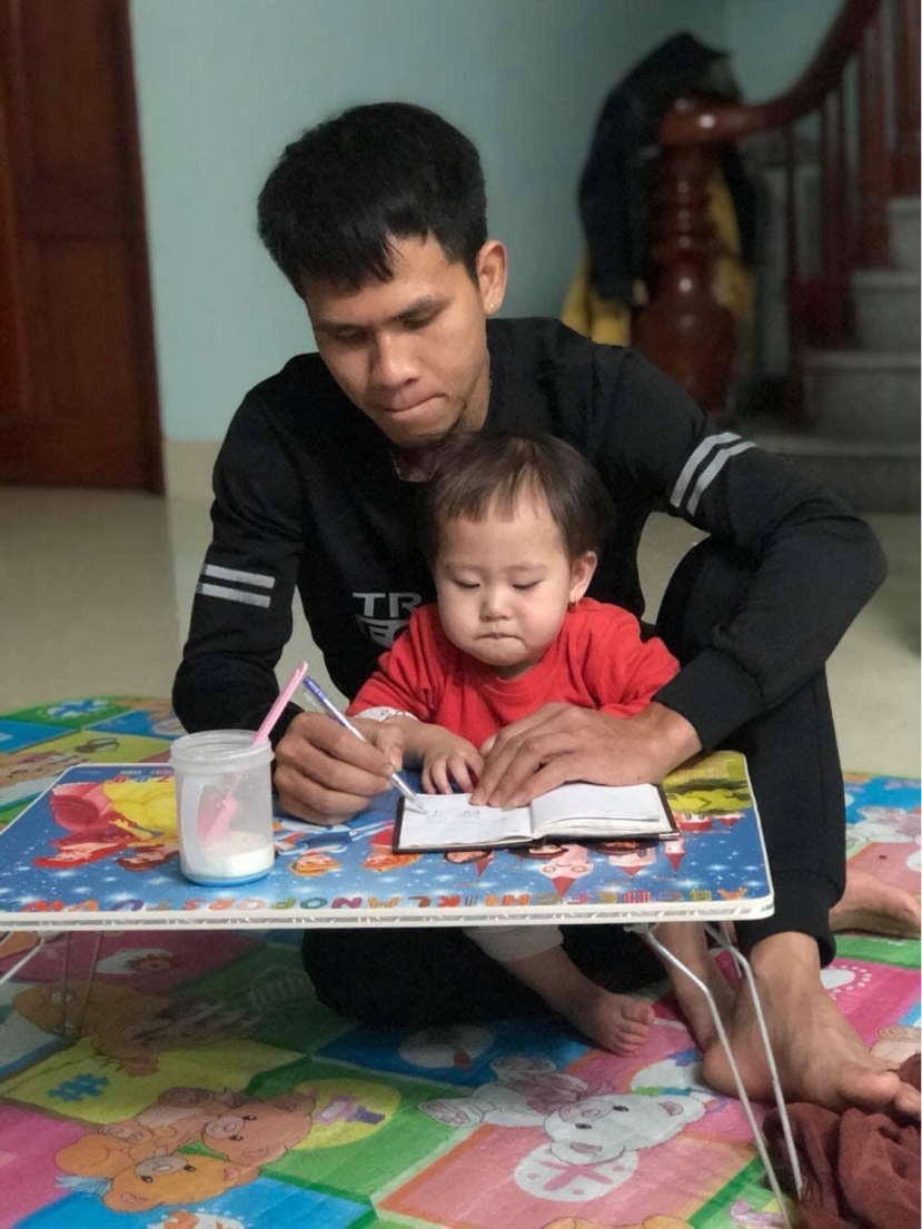 Anh Mạnh cho biết, sau khi cứu được cháu bé anh cũng đi luôn, lúc đó bố mẹ cháu bé cũng hoảng loạn đưa cháu vào viện. Sau đó, mẹ cháu bé cũng gọi điện cảm ơn anh, xin gặp anh. Ảnh: FB Anh Mạnh cho biết, sau khi cứu được cháu bé anh cũng đi luôn, lúc đó bố mẹ cháu bé cũng hoảng loạn đưa cháu vào viện. Sau đó, mẹ cháu bé cũng gọi điện cảm ơn anh, xin gặp anh. Ảnh: FB