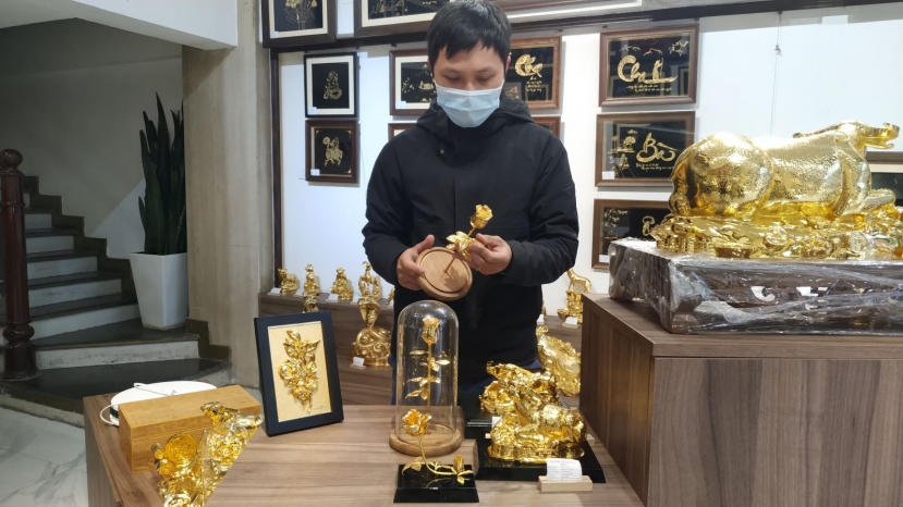 Ngoài siêu phẩm bông hồng vàng trị giá 330 triệu đồng, tại cửa hàng này cũng còn thiết kế nhiều mẫu quà tặng độc, lạ mạ vàng khác. Ảnh: FB Ngoài siêu phẩm bông hồng vàng trị giá 330 triệu đồng, tại cửa hàng này cũng còn thiết kế nhiều mẫu quà tặng độc, lạ mạ vàng khác. Ảnh: FB