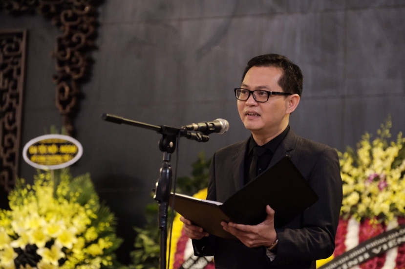 Nghệ sĩ Trung Hiếu ngợi ca niềm đam mê nghệ thuật cháy bỏng của NSND Trần Hạnh khi nhắc lại quãng thời gian khi ông đã tuổi cao sức yếu, đôi mắt đã mờ không còn nhìn rõ kịch bản, nhưng Trần Hạnh vẫn nhờ con cháu trong nhà đọc giúp để ông học thuộc thoại, để ông vẫn có thể tham gia đóng phim. Ảnh: Tuổi trẻ Nghệ sĩ Trung Hiếu ngợi ca niềm đam mê nghệ thuật cháy bỏng của NSND Trần Hạnh khi nhắc lại quãng thời gian khi ông đã tuổi cao sức yếu, đôi mắt đã mờ không còn nhìn rõ kịch bản, nhưng Trần Hạnh vẫn nhờ con cháu trong nhà đọc giúp để ông học thuộc thoại, để ông vẫn có thể tham gia đóng phim. Ảnh: Tuổi trẻ
