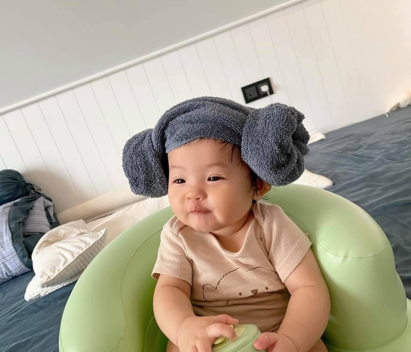 Dân mạng nhận định cô bé Suchin là bản sao sắc nét của Cường Đô La, từ mái tóc, đôi mắt đến 'thần thái' hao hao. Ảnh: FB Dân mạng nhận định cô bé Suchin là bản sao sắc nét của Cường Đô La, từ mái tóc, đôi mắt đến 'thần thái' hao hao. Ảnh: FB