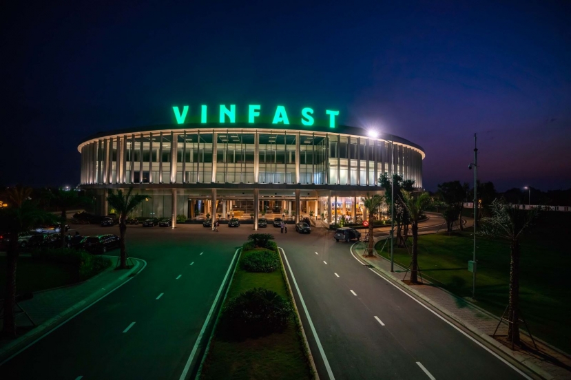 Theo Bloomberg, ngoài tỷ lệ sở hữu trực tiếp tại VinFast, ông hiện cũng nắm giữ 25,9% cổ phần tại Vingroup và hơn 92% cổ phần Tập đoàn Đầu tư Việt Nam. Ảnh: Vinfast Theo Bloomberg, ngoài tỷ lệ sở hữu trực tiếp tại VinFast, ông hiện cũng nắm giữ 25,9% cổ phần tại Vingroup và hơn 92% cổ phần Tập đoàn Đầu tư Việt Nam. Ảnh: Vinfast