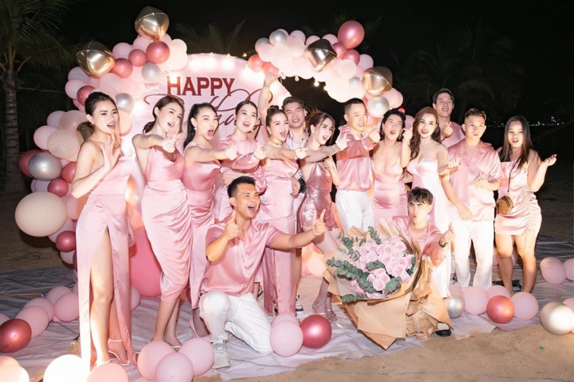 Hội bạn thân gần 20 người mặc đồ “hồng toàn tập” mừng sinh nhật Ngọc Trinh tròn 31 tuổi. Ảnh: FB Hội bạn thân gần 20 người mặc đồ “hồng toàn tập” mừng sinh nhật Ngọc Trinh tròn 31 tuổi. Ảnh: FB