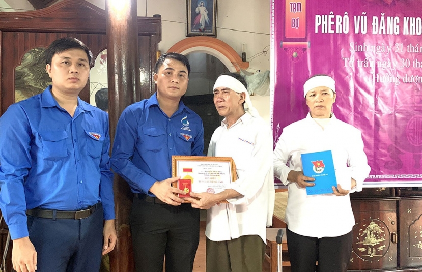 Đại diện Trung ương Đoàn TNCS Hồ Chí Minh đã đến thăm hỏi, động viên và truy tặng 'Huy hiệu Tuổi trẻ dũng cảm' cho sinh viên Nguyễn Văn Nhã. Ảnh: FB Đại diện Trung ương Đoàn TNCS Hồ Chí Minh đã đến thăm hỏi, động viên và truy tặng 'Huy hiệu Tuổi trẻ dũng cảm' cho sinh viên Nguyễn Văn Nhã. Ảnh: FB