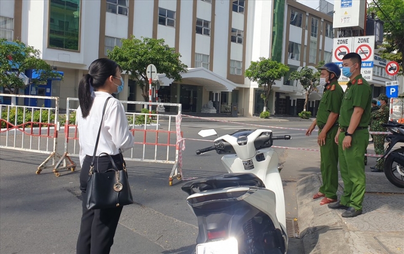 Lực lượng chức năng phong tỏa tuyến đường Đống Nai - nơi phát hiện ca mắc COVID-19 tại quán Bar New Phương Đông. Ảnh: LĐ Lực lượng chức năng phong tỏa tuyến đường Đống Nai - nơi phát hiện ca mắc COVID-19 tại quán Bar New Phương Đông. Ảnh: LĐ