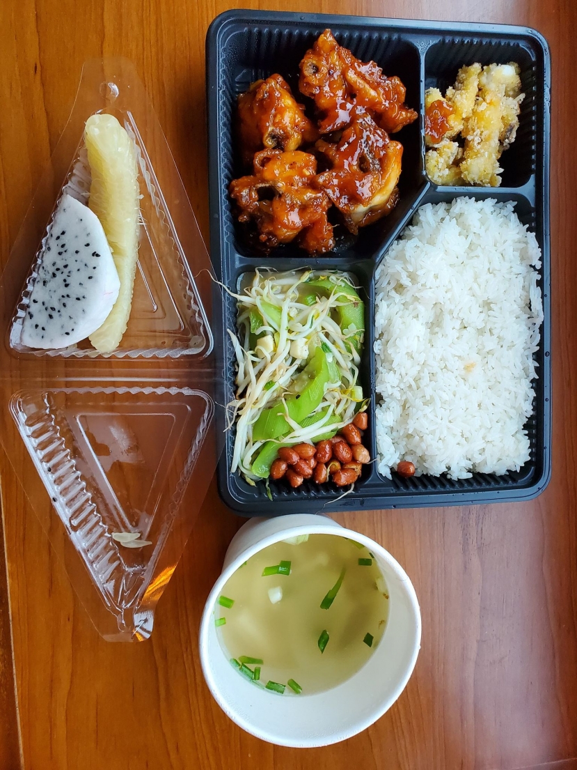 Một số người chắc sướng quá nên vào khu cách ly cũng đòi hỏi phải được y như ở nhà. Nếu phải ăn suất cơm 185k như thế này chắc họ nên tự thấy vẫn hạnh phúc chán. Ảnh: FB Một số người chắc sướng quá nên vào khu cách ly cũng đòi hỏi phải được y như ở nhà. Nếu phải ăn suất cơm 185k như thế này chắc họ nên tự thấy vẫn hạnh phúc chán. Ảnh: FB