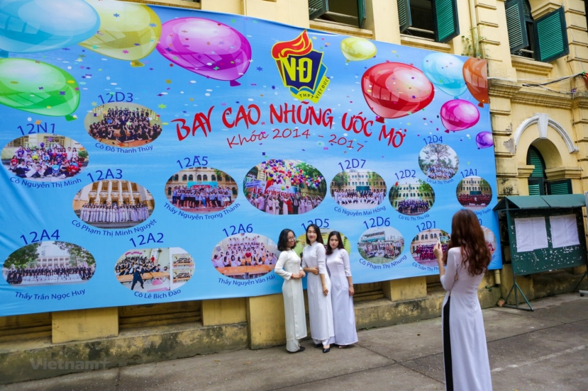Thay vì một buổi lễ trang trọng, hay màn quậy phá tưng bừng với bạn bè, các sĩ tử 2k3 đã nói lời tạm biệt khóa học của mình chỉ bằng một ánh mắt gói ghém tất cả những lưu luyến, nhớ thương sau lớp khẩu trang kín mít...Ảnh: Vietnam+ Thay vì một buổi lễ trang trọng, hay màn quậy phá tưng bừng với bạn bè, các sĩ tử 2k3 đã nói lời tạm biệt khóa học của mình chỉ bằng một ánh mắt gói ghém tất cả những lưu luyến, nhớ thương sau lớp khẩu trang kín mít...Ảnh: Vietnam+