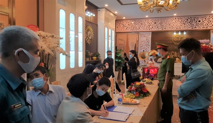 Thống kê cho thấy, thời điểm cơ quan chức kiểm tra thì tại đây có tổng cộng 31 người. Trong đó có 2 sao Việt nổi tiếng. Ảnh: TN Thống kê cho thấy, thời điểm cơ quan chức kiểm tra thì tại đây có tổng cộng 31 người. Trong đó có 2 sao Việt nổi tiếng. Ảnh: TN