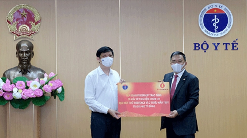 Sáng 4/6, Bộ trưởng Nguyễn Thanh Long đã tiếp nhận 30 máy xét nghiệm Covid-19 qua hơi thở và vật tư y tế phục vụ cho 2 triệu mẫu test Covid-19, do Tập đoàn Vingroup trao tặng, với tổng giá trị hơn 460 tỉ đồng, tương đương 20 triệu USD. Ảnh: BYT Sáng 4/6, Bộ trưởng Nguyễn Thanh Long đã tiếp nhận 30 máy xét nghiệm Covid-19 qua hơi thở và vật tư y tế phục vụ cho 2 triệu mẫu test Covid-19, do Tập đoàn Vingroup trao tặng, với tổng giá trị hơn 460 tỉ đồng, tương đương 20 triệu USD. Ảnh: BYT