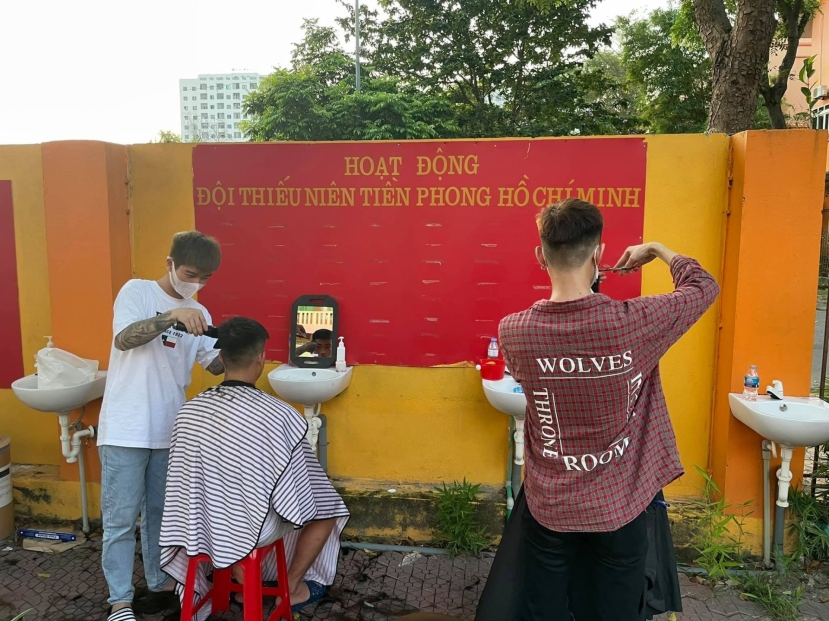 Trước đó, chiều 31/5, tại trường Mầm non Thu Hương, một chàng trai Bắc Giang cũng đã có buổi cắt tóc miễn phí đầu tiên cho các bạn sinh viên, y bác sĩ ĐH Kỹ thuật Y tế Hải Dương. Trước đó, chiều 31/5, tại trường Mầm non Thu Hương, một chàng trai Bắc Giang cũng đã có buổi cắt tóc miễn phí đầu tiên cho các bạn sinh viên, y bác sĩ ĐH Kỹ thuật Y tế Hải Dương.