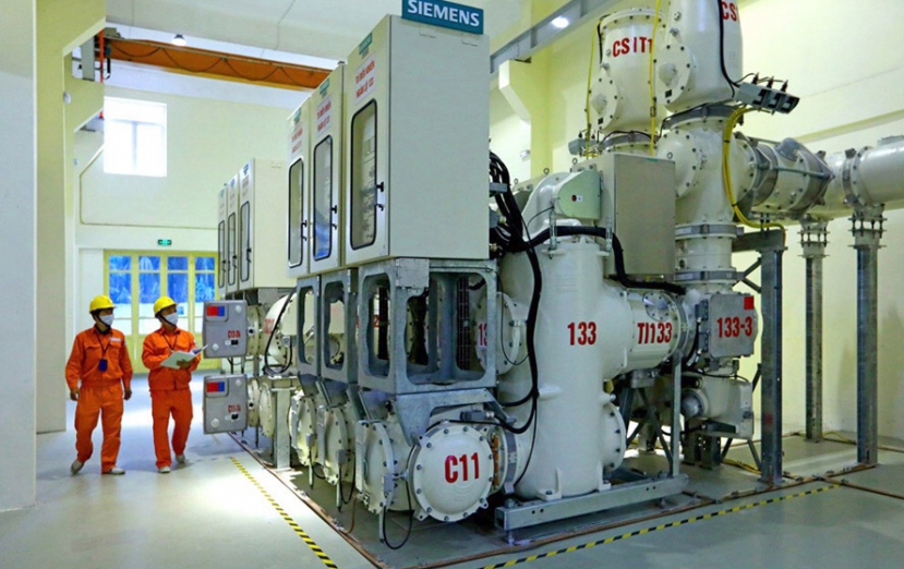 Ngành Điện Thủ đô sẵn sàng, chủ động các phương án ứng phó với mùa mưa bão năm 2021. Trong ảnh: Công nhân Tổng công ty Điện lực Hà Nội kiểm tra vận hành tại Trạm biến áp 110kV Công viên Thống Nhất. Ngành Điện Thủ đô sẵn sàng, chủ động các phương án ứng phó với mùa mưa bão năm 2021. Trong ảnh: Công nhân Tổng công ty Điện lực Hà Nội kiểm tra vận hành tại Trạm biến áp 110kV Công viên Thống Nhất.