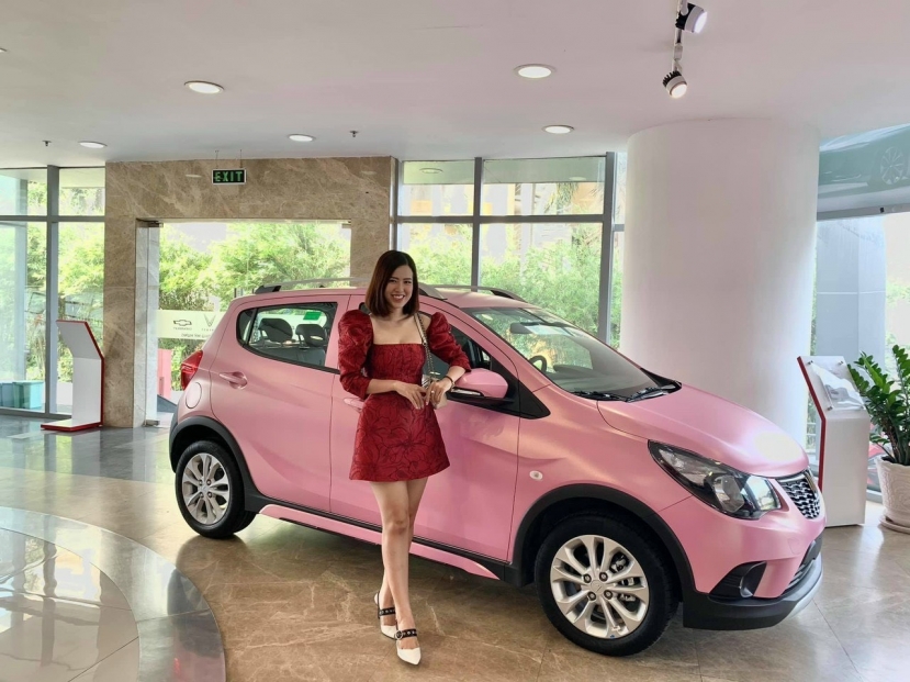 Điểm nổi bật của VinFast Fadil phần mặt trước của xe chính là logo hình chữ V cách điệu trong bộ khung tản nhiệt hình lượn sóng tinh tế. Hai bên là cụm đèn pha Halogen cỡ lớn khuyết sâu tạo thế ngầu hơn. Điểm nổi bật của VinFast Fadil phần mặt trước của xe chính là logo hình chữ V cách điệu trong bộ khung tản nhiệt hình lượn sóng tinh tế. Hai bên là cụm đèn pha Halogen cỡ lớn khuyết sâu tạo thế ngầu hơn.
